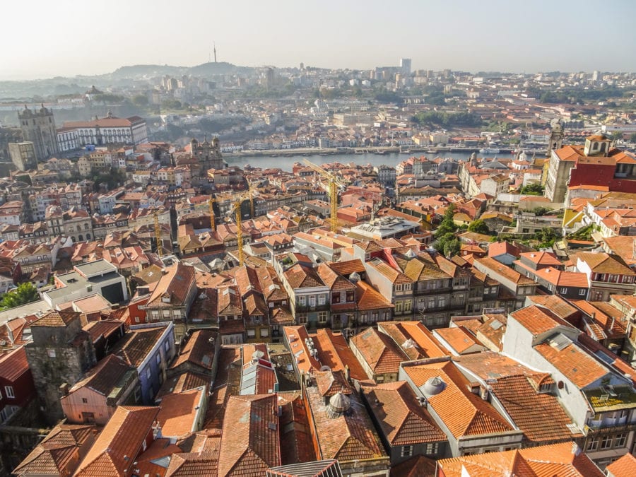 Ausblick auf Porto und den Fluss Douro von der Igreja dos Clérigos am Jakobsweg Portugal