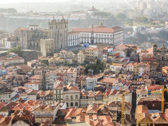 Ausblick vom Turm der Igreja dos Clérigos auf die Stadt und die Kathedrale von Porto