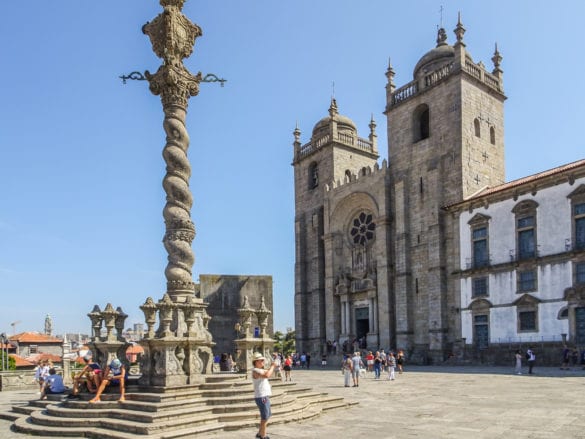 Außenfassade Kathedrale von Porto am Startpunkt des Jakobsweg in Portugal