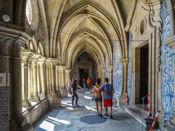 gotischer Kreuzgang Kathedrale von Porto am Startpunkt des Jakobsweg in Portugal