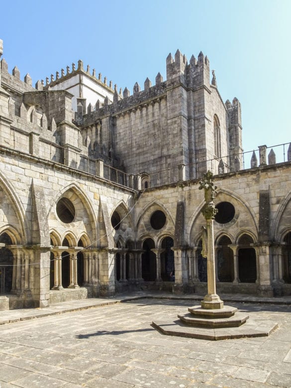 Innenhof Kathedrale von Porto am Jakobsweg in Portugal