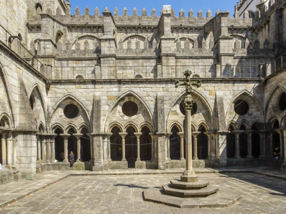 Innenhof Kathedrale von Porto am Jakobsweg in Portugal