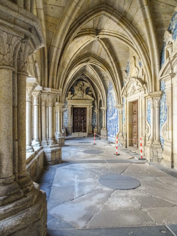 Kreuzgang Kathedrale von Porto am Startpunkt des Jakobsweg in Portugal
