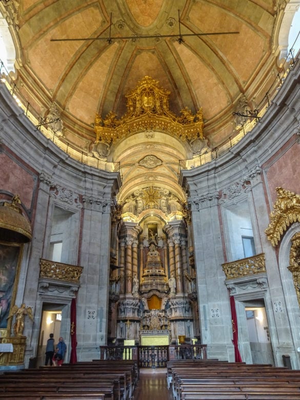 Innenraum Igreja dos Clérigos in Porto am Jakobsweg Portugal
