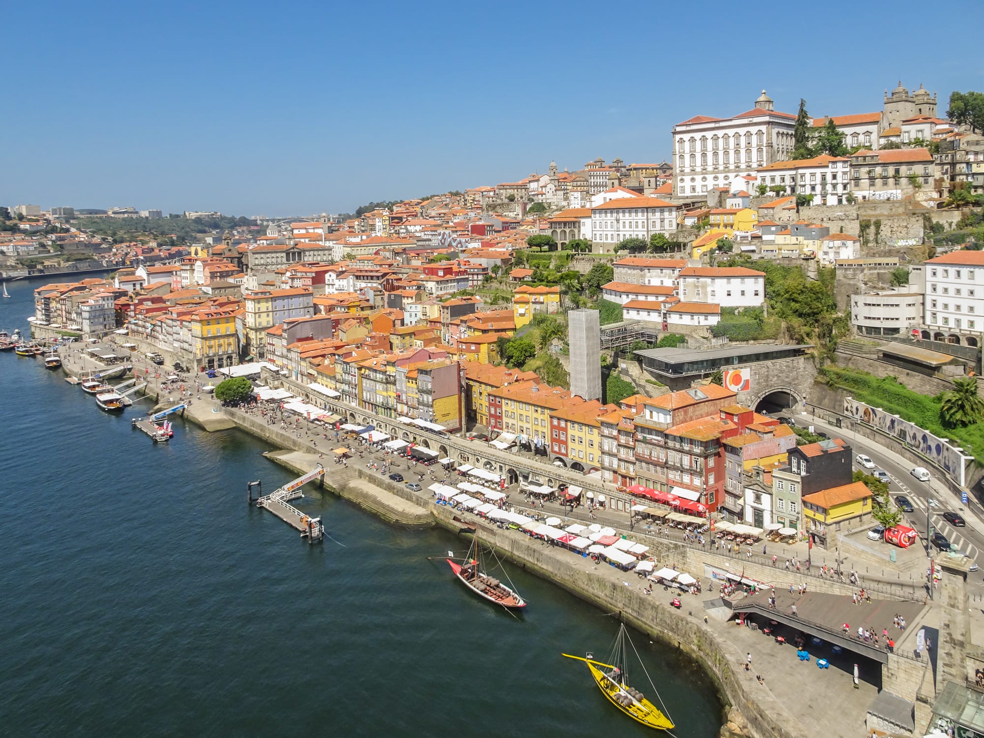 Blick auf Portos Altstadt und den Fluss Douro von der Ponte Dom Luís I