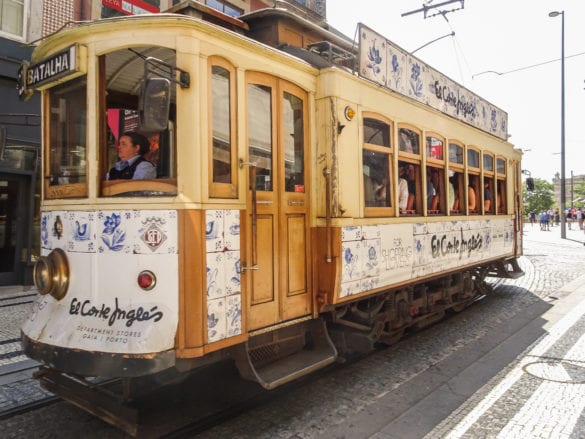 historische Straßenbahn in Porto am Jakobsweg Portugal