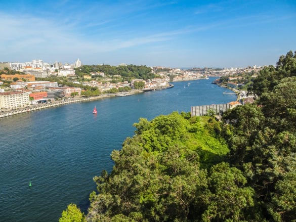 Blick von ArrábVon der Ponte da Arrábida auf den Douro in Porto
