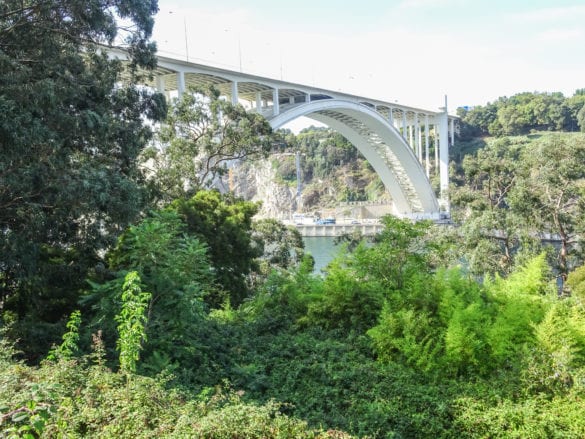 Blick von Vila Nova de Gaia auf die Ponte da Arrábida in Porto
