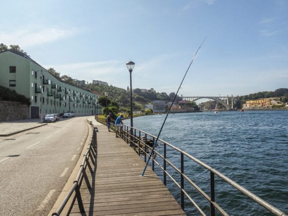 Am Douroufer im Stadtviertel Vila Nova de Gaia mit Blick auf die Ponte da Arrábida in Porto