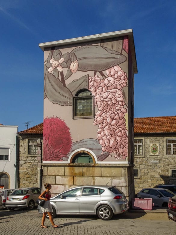 Hausfassade mit Graffiti in Vila Nova de Gaia in Porto