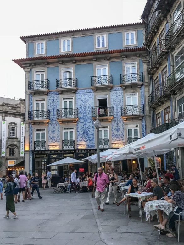 Hausfassade und Cafés, Restaurants in Ribeira / Porto am Jakobsweg Portugal