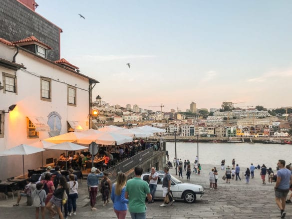 Douroufer in Ribeira mit Terrasse eines Restaurants / Porto am Jakobsweg Portugal