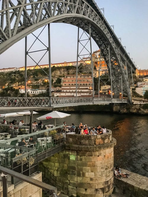 untere Ebene Ponte Dom Luís I und Restaurant am Douro bei Abenddämmerung in Porto