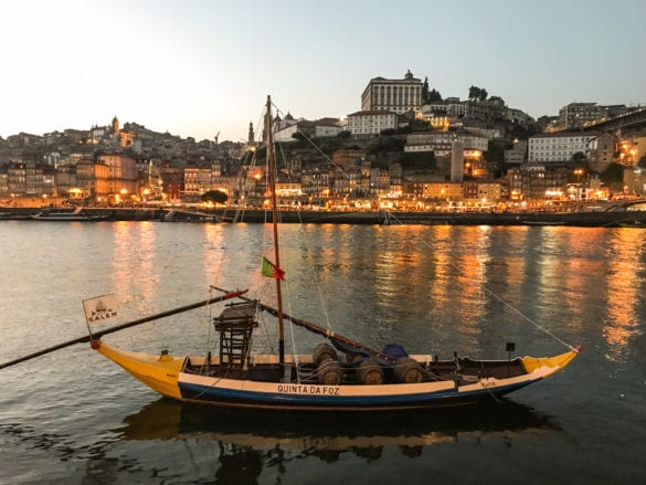 Sonnenuntergang am Douroufer mit Blick auf Ribeira in Porto