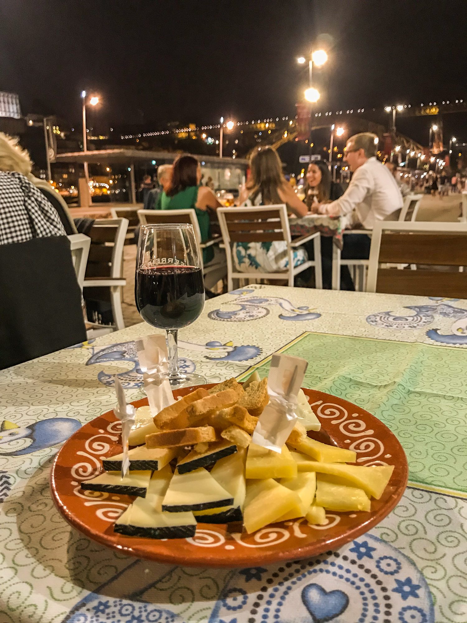 Portwein und Käseplatte am Douro-Flussufer in Porto