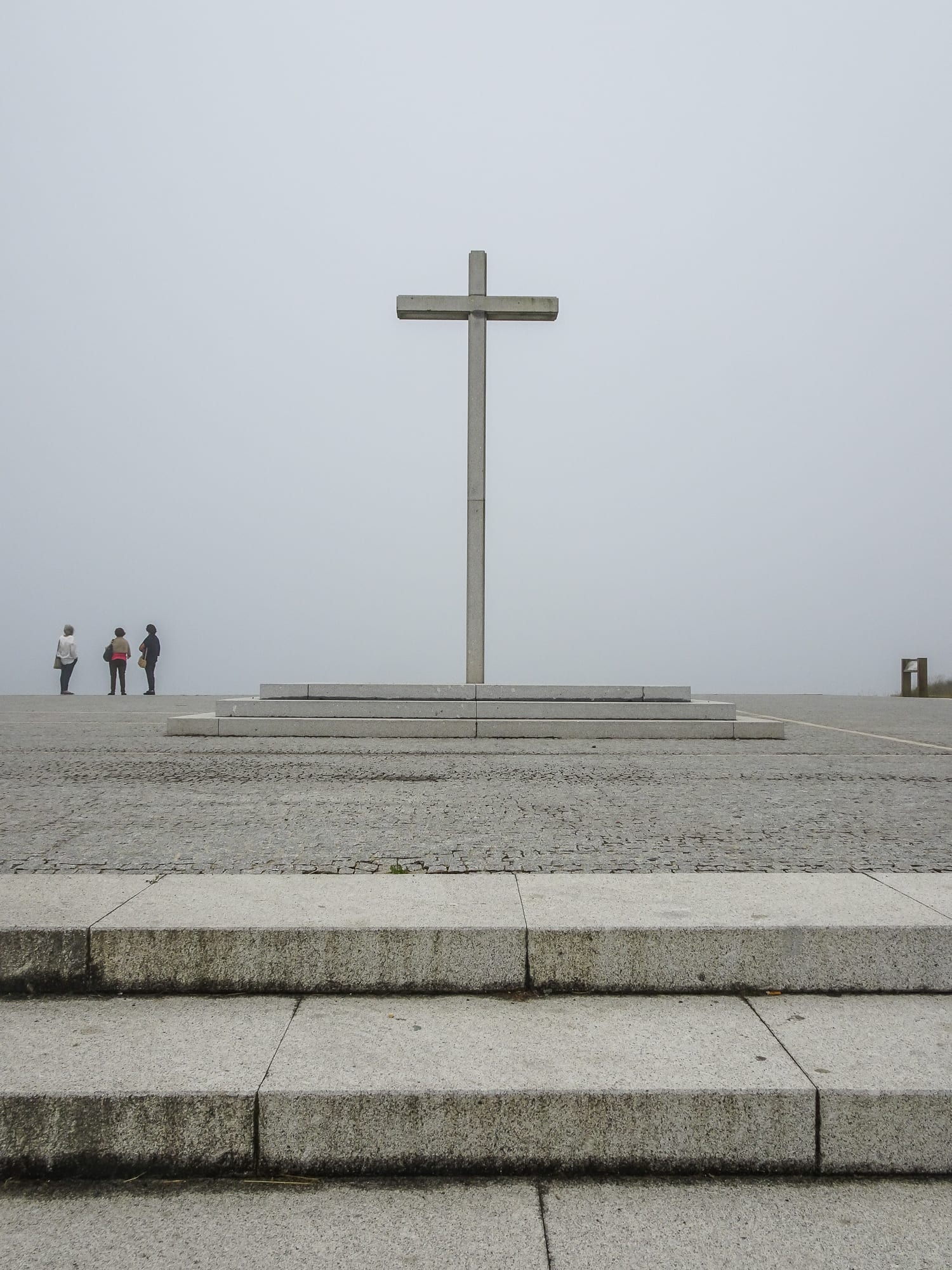 Steinkreuz am Eingang zum Praia de São Bartolomeu do Mar Strand am Jakobsweg Portugal
