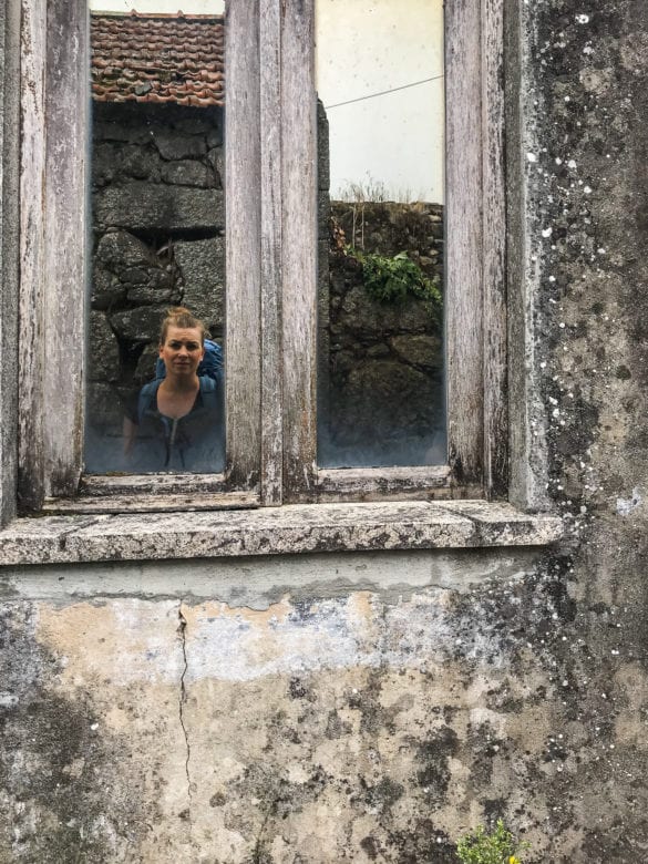 Spiegelung im Fenster eines verlassenen Hauses in Castelo do Neiva am Jakobsweg Portugal