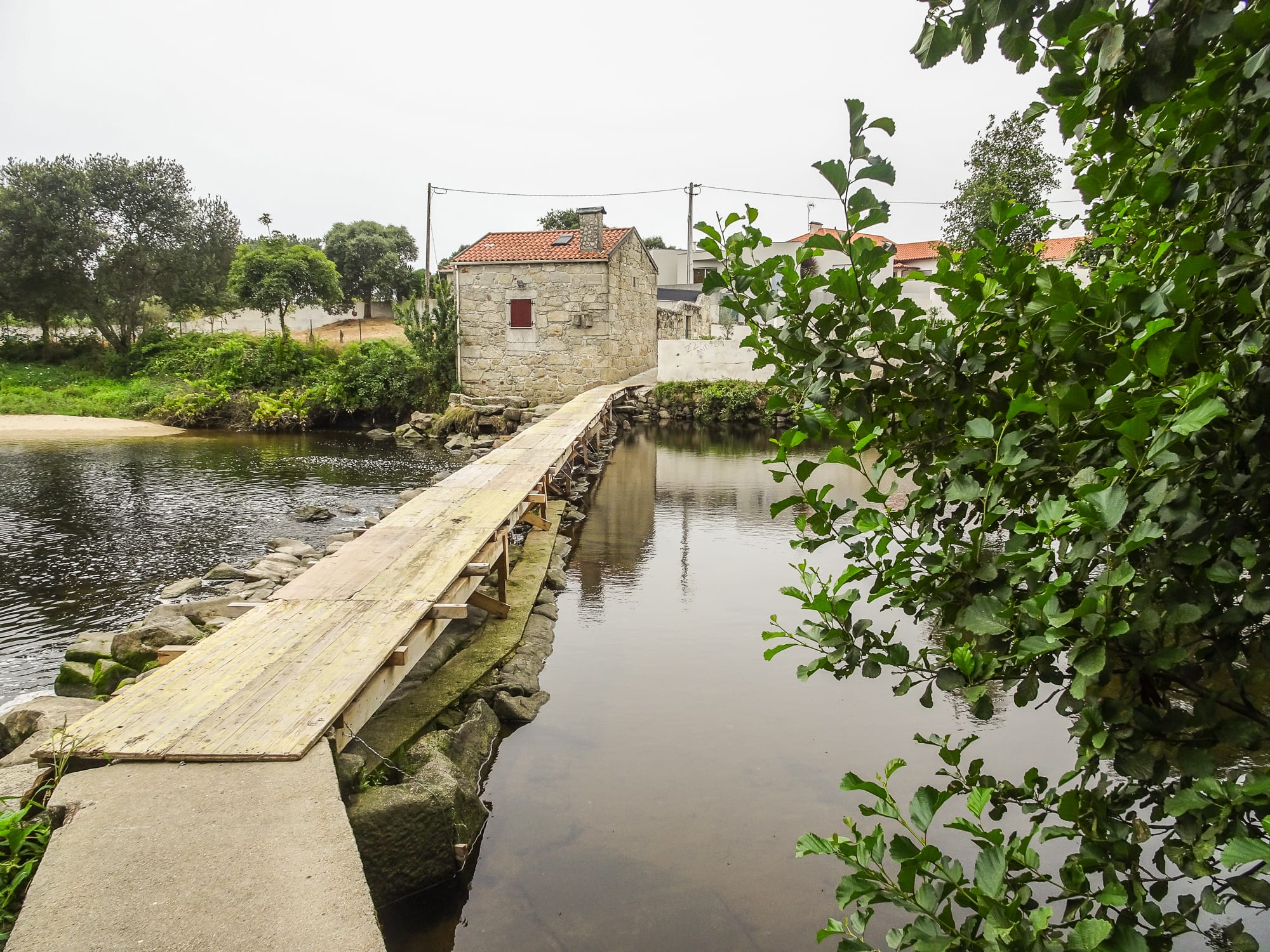 provisorische Brücke zur Flussüberquerung in Castelo do Neiva am Jakobsweg Portugal