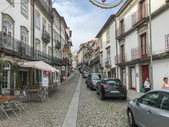Gasse in Viana do Castelo am Jakobsweg Portugal