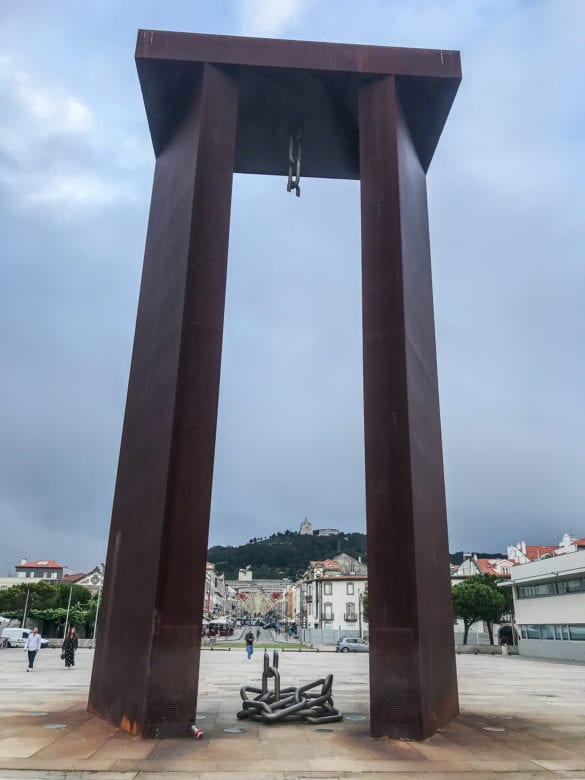 Monumento ao 25 de Abril in Viana do Castelo am Jakobsweg Portugal