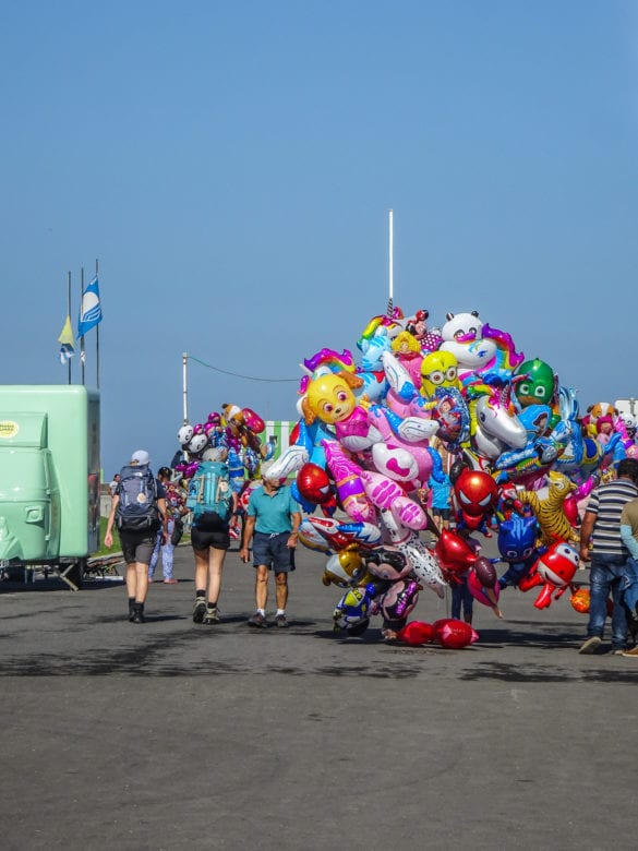 Pilger und Ballon-Verkauf am Jakobsweg Portugal