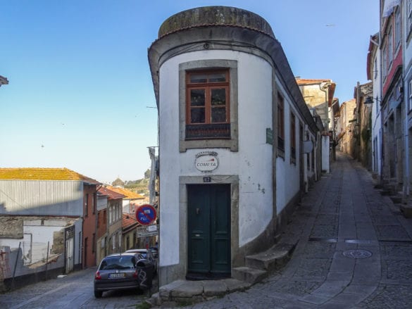 steile, enge Straße mit Eckhaus in Porto am Jakobsweg Portugal