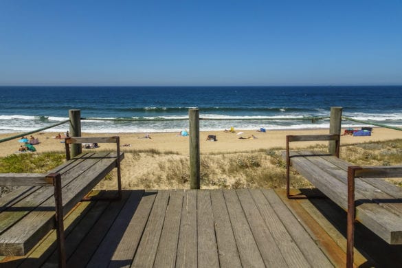 Ausblick und Sitzbänke am Praia do Aterro am Jakobsweg Portugal