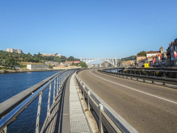 Fußgängerweg an Hauptverkehrsstraße in Porto am Jakobsweg Portugal