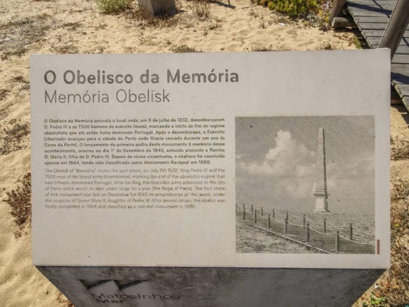 Infotafel am Obelisco da Praia da Memória am Jakobsweg Portugal