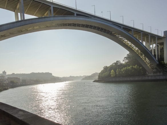 Unter der Ponte da Arrábida in Porto am Jakobsweg Portugal