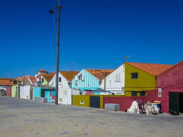 bunte Fischerhäuser in Praia de Angeiras (Lavra) am Jakobsweg Portugal