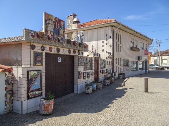 Bunt verziertes Haus auf der Av. dos Banhos in Vila Chã am Jakobsweg Portugal