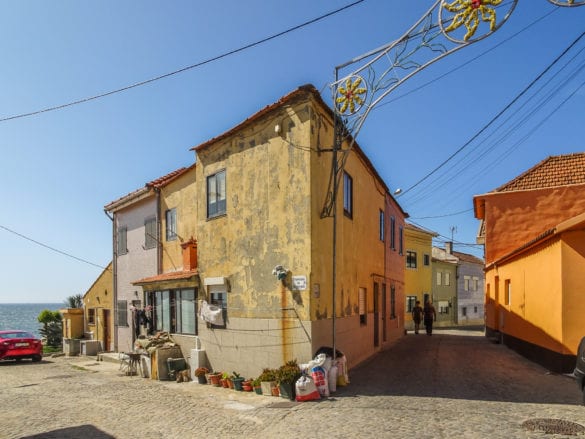 gelbe und terracottafarbene Häuser in Vila Chã am Jakobsweg Portugal