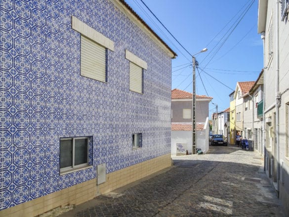 Haus mit Azulejos auf der Rue da Praia in Viila Chã am Jakobsweg Portugal