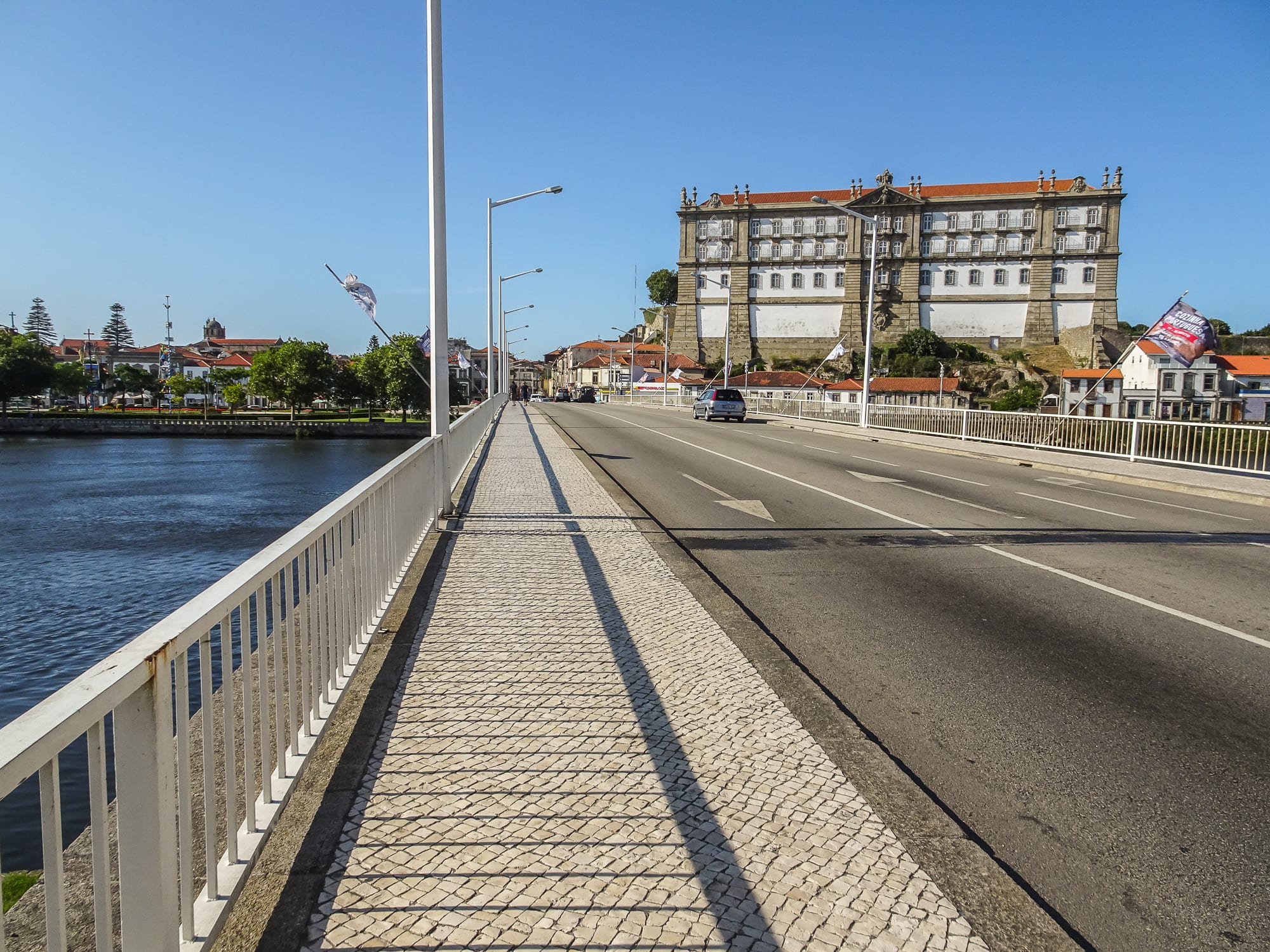 Brücke über dem Fluss Ave in Vila do Conde am Jakobsweg Portugal