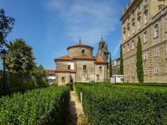 Igrexa de San Froitoso de Santiago de Compostela und Friedhof Xardín do Cemiterio de San Frutuoso am Jakobsweg Portugal