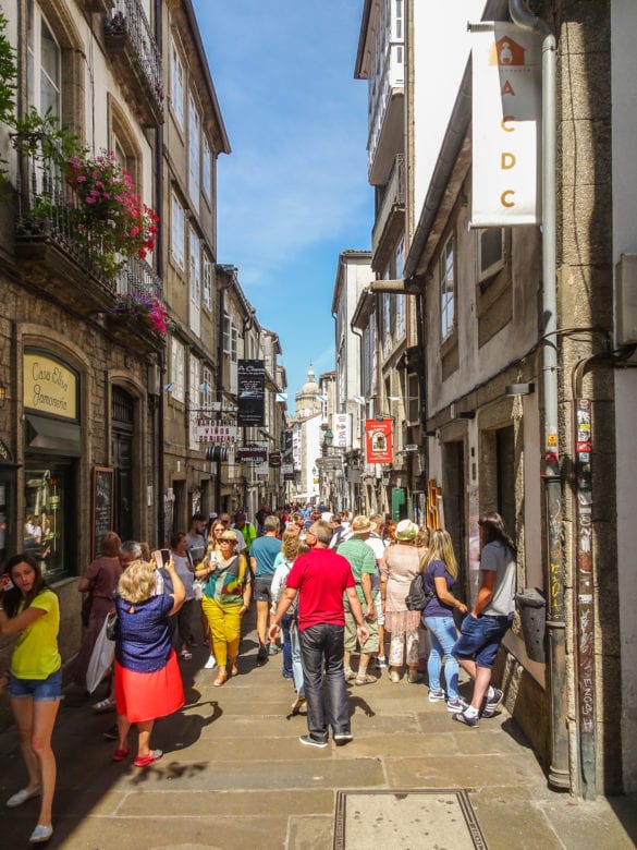 Touristenmasse in einer Gasse in Santiago de Compostela am Jakobsweg Portugal