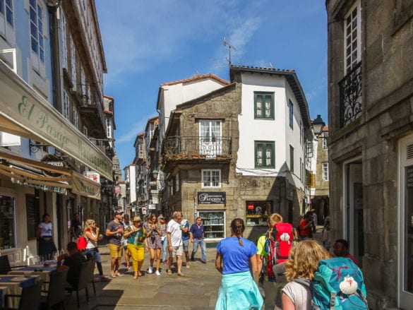 Pilger in einer Gasse in Santiago de Compostela