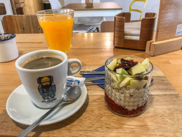 Frühstück im Ideas Peregrinas Hostel und Café in Tui