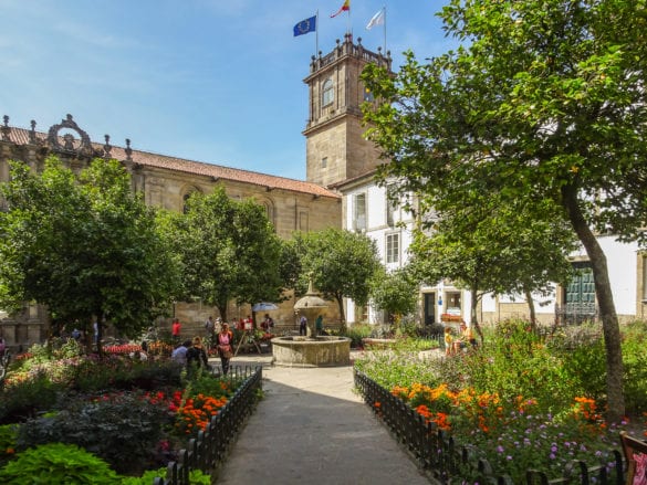 begrünter Innenhof in Santiago de Compostela am Jakobsweg Portugal
