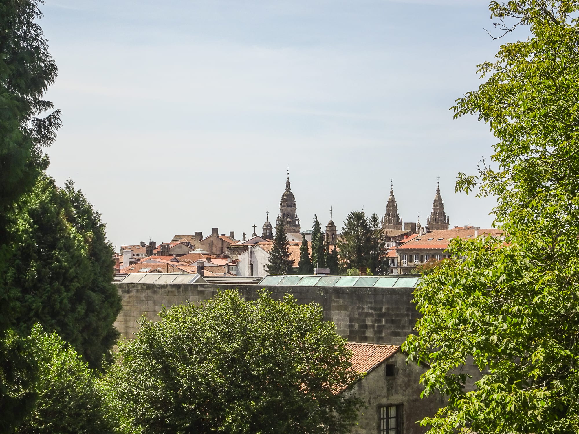 Blick auf die Türme der Altstadt von Santiago de Compostela am Jakobsweg Portugal