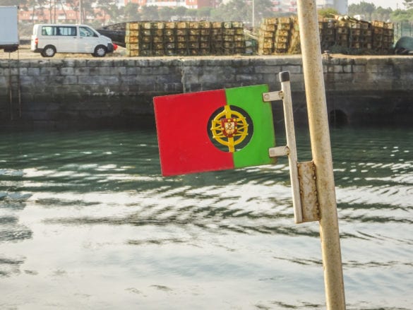 Portugiesische Flagge an einem Schiff