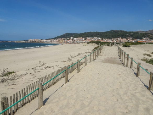 mit Sand verwehter Holzpfad am Praia da Duna do Caldeirão mit Blick auf Vila Praia de Âncora am Jakobsweg Portugal
