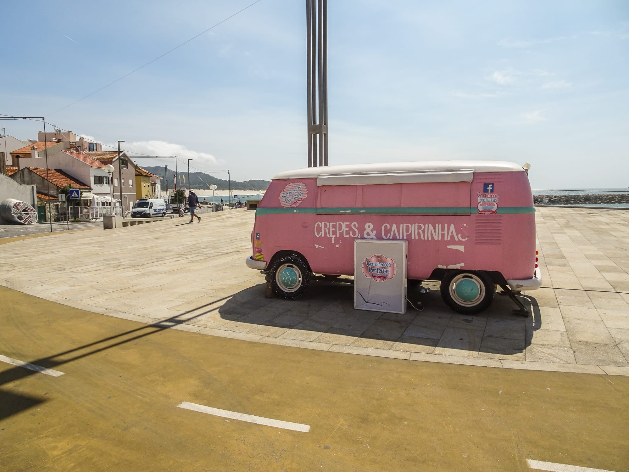 pinker VW-Bus zum Crépes Verkauf an der Strandpromenade am Jakobsweg Portugal