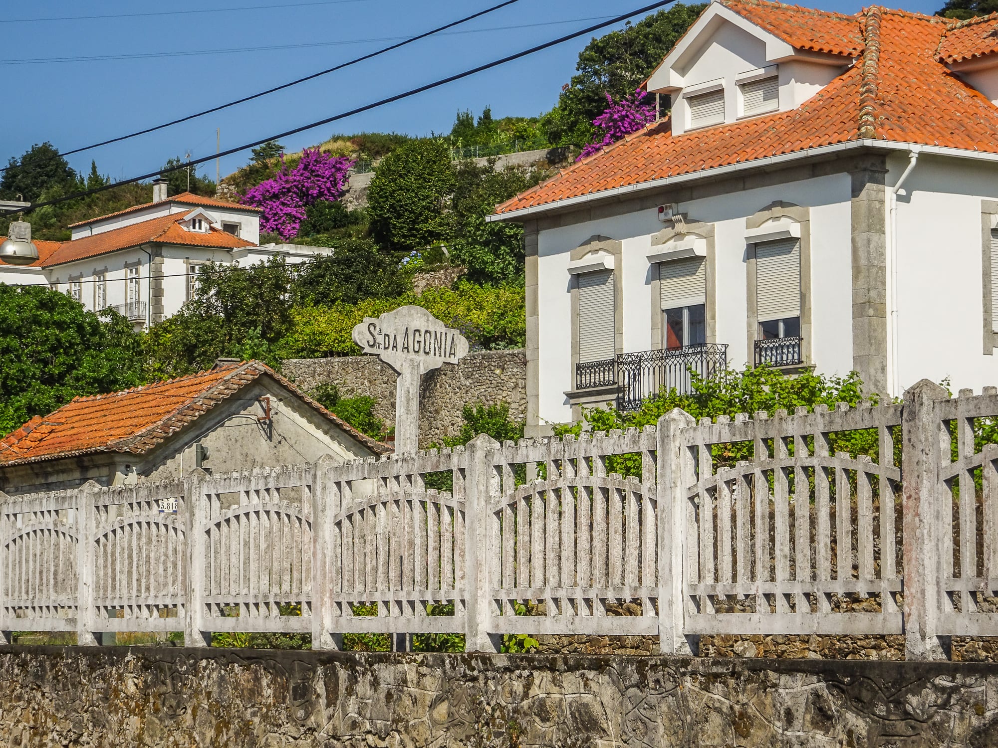 Häuser am Wegesrand nach Caminha