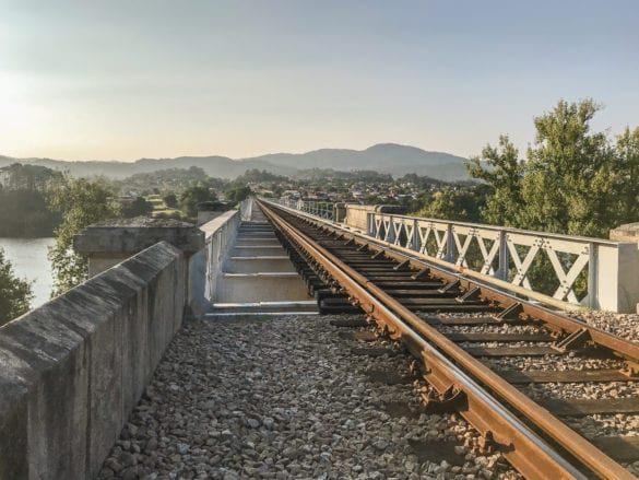 obere Ebene mit Gleisen auf der Ponte Rodo-Ferroviária de Valença am Jakobsweg Portugal