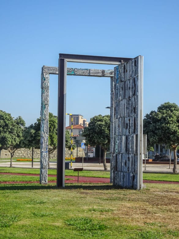 moderne Skulptur im im Park in Póvoa de Varzim am Jakobsweg Portugal