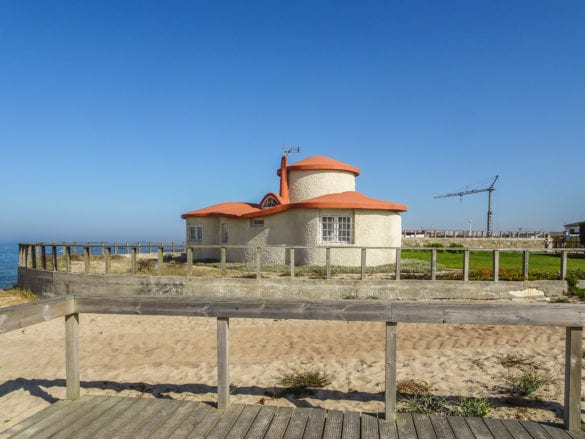 Steinhaus am Praia do Esteiro in Póvoa de Varzim am Jakobsweg Portugal