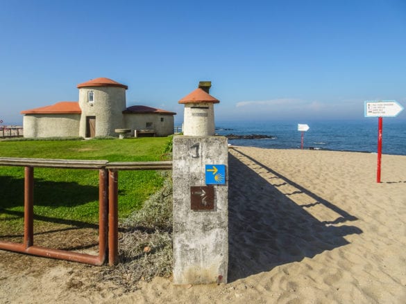zwei Jakobswegmarkierungen am Praia do Esteiro in Póvoa de Varzim