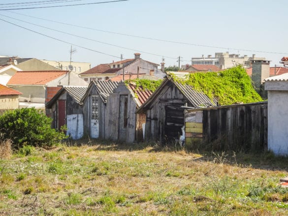 verfallene Häuser in Aguçadoura am Jakobsweg Portugal